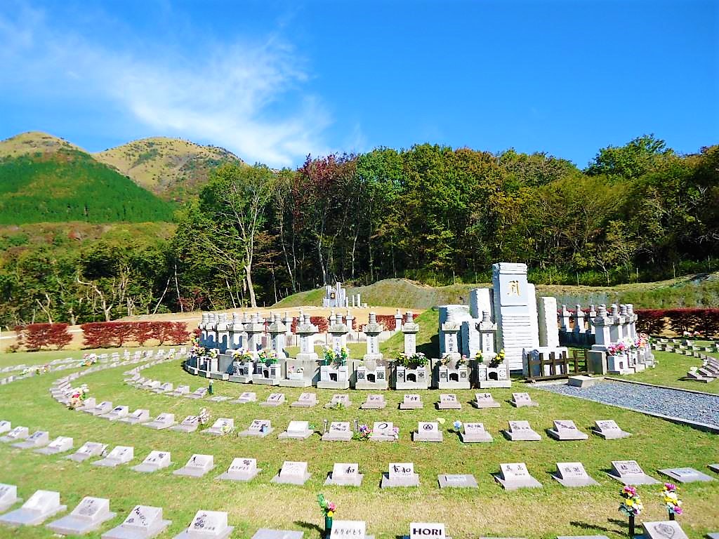 青空と新緑に映える熊本・大分の樹木葬　金剛宝寺「天空陵」の風景